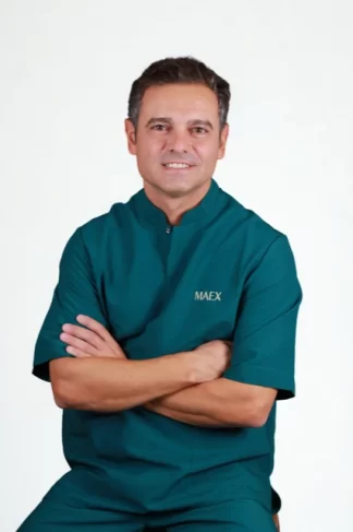 Fernando_Velez_Director_medico-324x487-1